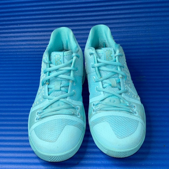 Size 6Y- GS Nike Kyrie 3 Aqua Tiffany Teal Blue Sneakers 859466-401 Women’s 7.5 - Picture 4 of 8